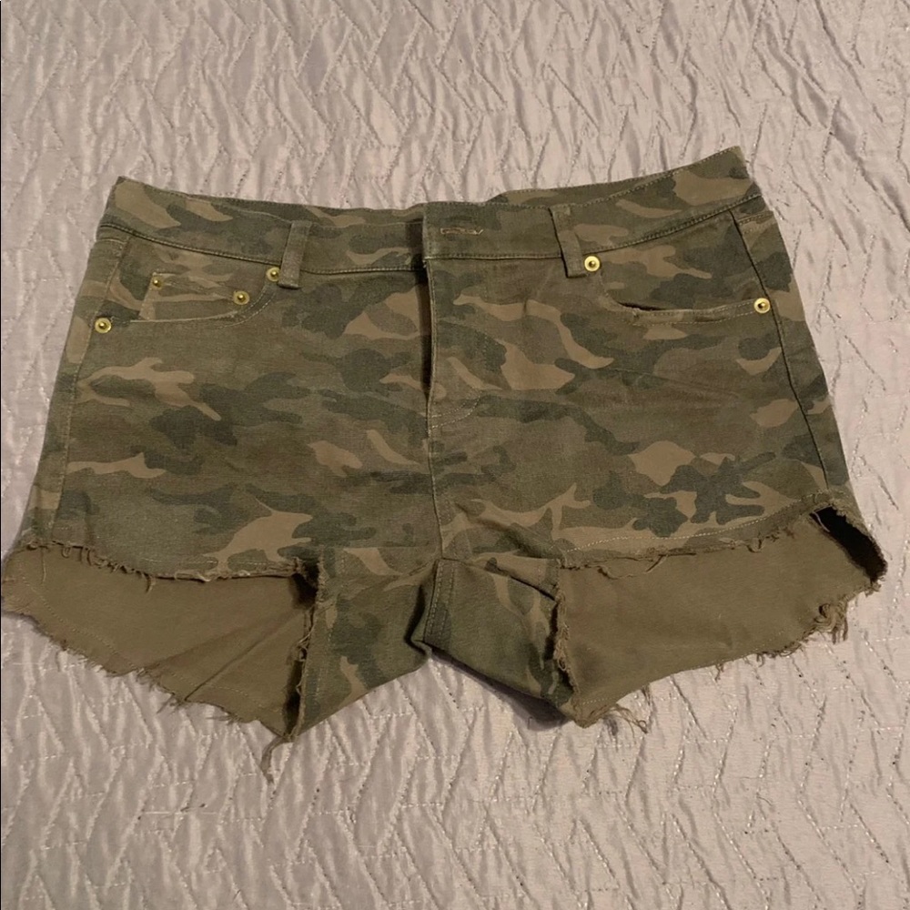 Brand new Vici Camo Shorts